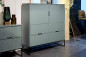Preview: Modernes Highboard Bust in misty green mit zwei Türen, vier Schubladen und schwarzen Kufenfüßen aus Metall. Erhältlich im Möbelhaus Die Wäscherei - Das Möbelhaus in Hamburg.