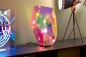 Preview: Tischleuchte Spectral aus transparentem, bunt schillerndem Kunststoff. Erhältlich im Möbelhaus Die Wäscherei - Das Möbelhaus in Hamburg.