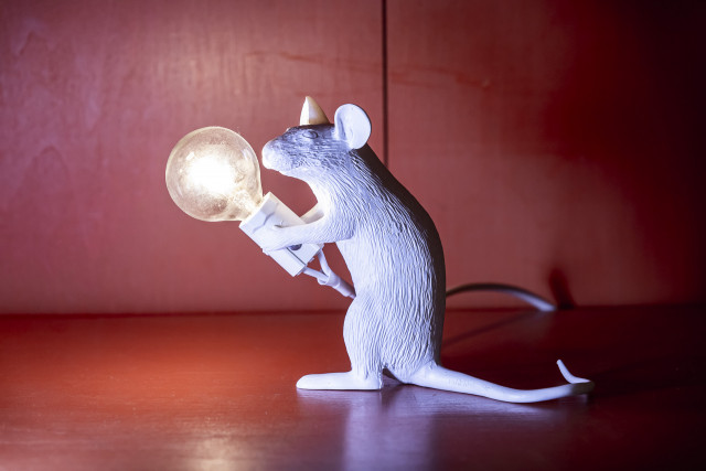 LED-Tischleuchte Brain weiß in Form einer Maus. Erhältlich im Möbelhaus Die Wäscherei - Das Möbelhaus in Hamburg.
