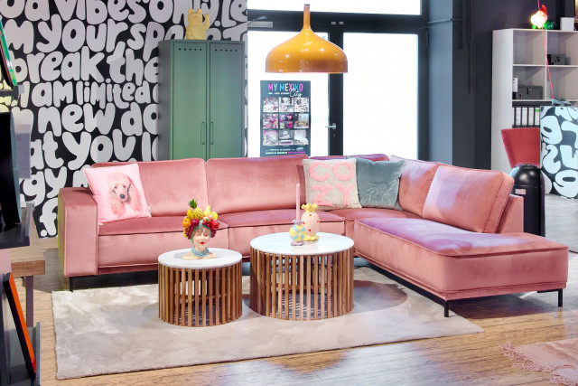 Ecksofa Mex in rosa Samtbezug mit schwarzen Metallfüßen. Erhältlich im Möbelhaus Die Wäscherei - Das Möbelhaus in Hamburg.