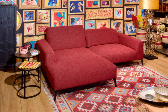 Ecksofa Highback in weinrotem Stoffbezug mit Funktions-Kopfstützen. Erhältlich im Möbelhaus Die Wäscherei - Das Möbelhaus in Hamburg.