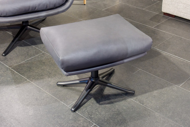 Hocker Spider mit mattschwarzem Aluminiumfuß und grauem Lederbezug. Erhältlich im Möbelhaus Die Wäscherei - Das Möbelhaus in Hamburg.
