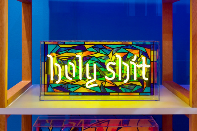 Neon-Tischleuchte Holy Shit in Gelb. Erhältlich im Möbelhaus Die Wäscherei - Das Möbelhaus in Hamburg.