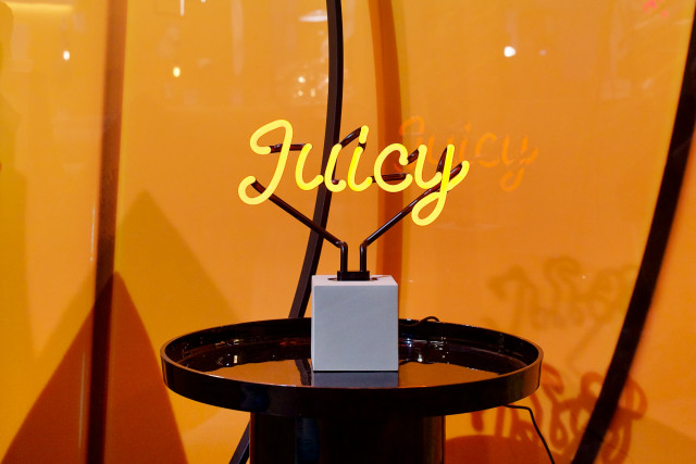 Neon-Tischleuchte Juicy in Orange mit Betonfuß. Erhältlich im Möbelhaus Die Wäscherei - Das Möbelhaus in Hamburg.