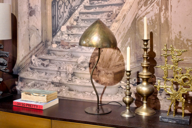 Pilz-Tischleuchte Gretel aus bronzefarbenem Metall. Erhältlich im Möbelhaus Die Wäscherei - Das Möbelhaus in Hamburg.