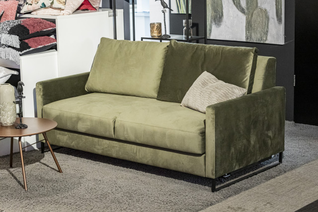Schlafsofa Florenz in olivgrünem Samtbezug. Erhältlich im Möbelhaus Die Wäscherei - Das Möbelhaus in Hamburg.