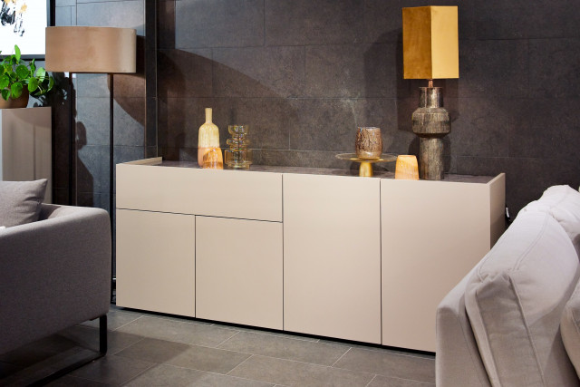 Modernes, sandfarbenes Sideboard Just Charlie Pebbles von Spectral mit vier Türen, einer Schublade und eingelassener Glasplatte mit Marmoroptik. Erhältlich im Möbelhaus Die Wäscherei - Das Möbelhaus in Hamburg.
