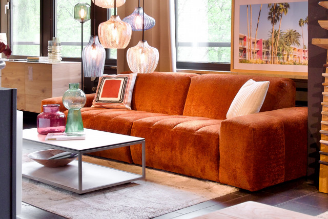 Bodentiefes Loungesofa Akranes in orangem Chenillebezug. Erhältlich im Möbelhaus Die Wäscherei - Das Möbelhaus in Hamburg.