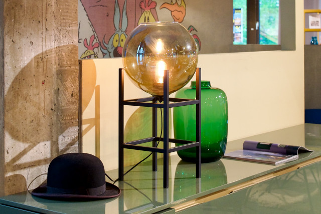 Tischleuchte Korfu in Schwarz mit brüniertem Kugel-Glasschirm. Erhältlich im Möbelhaus Die Wäscherei - Das Möbelhaus in Hamburg.
