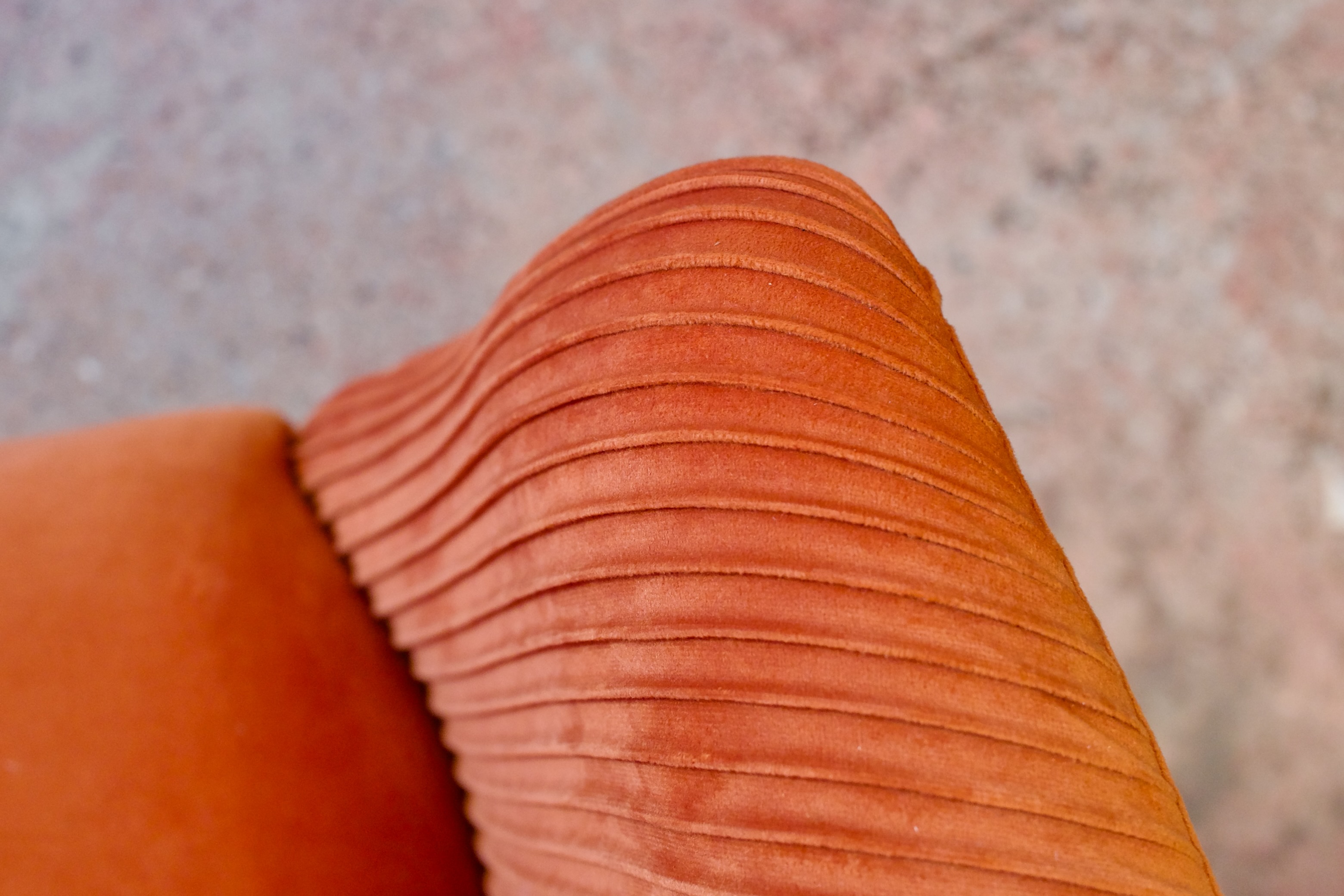 Sofa King, orange, Samt Die Wäscherei Das Möbelhaus in Hamburg