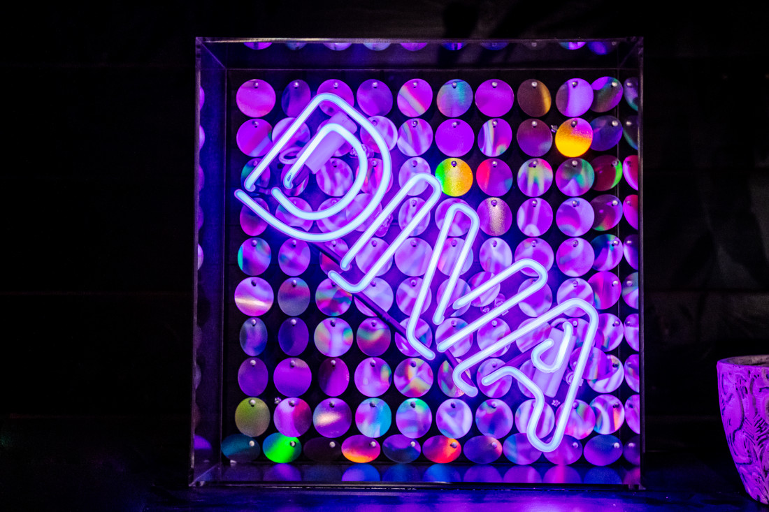 Tischleuchte Neon Diva iDie Wäscherei - Das Möbelhaus in Hamburg.