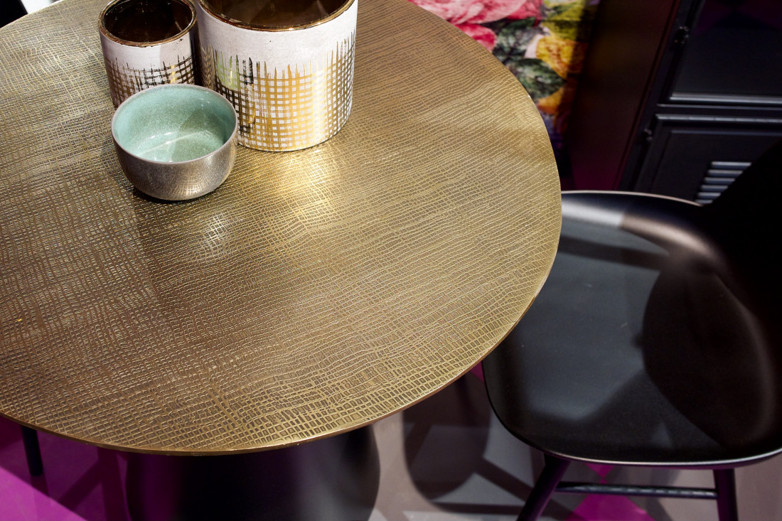 Bistrotisch Ottopape aus Metall mit schwarzem Kegelfuß und geprägter, goldener Tischplatte. Erhältlich im Möbelhaus Die Wäscherei - Das Möbelhaus in Hamburg.