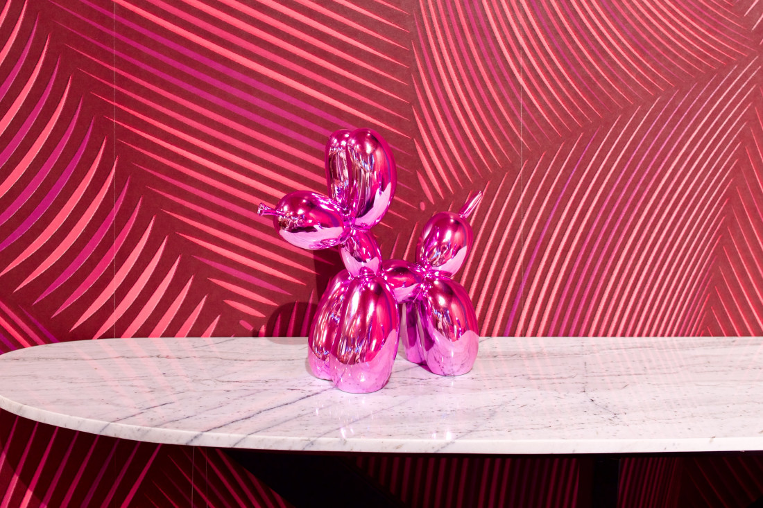 Ballonhund-Dekofigur Poodle mit rosa Metallic-Oberfläche. Erhältlich im Möbelhaus Die Wäscherei - Das Möbelhaus in Hamburg.