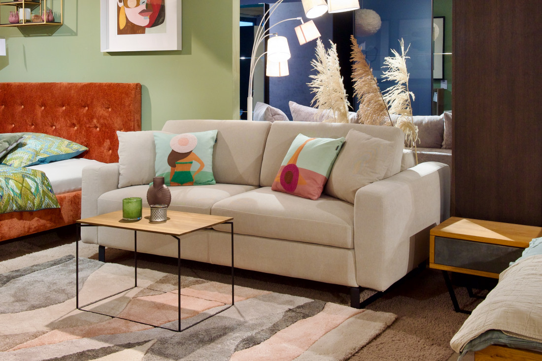 Dienne-Schlafsofa Porto in beigem Stoffbezug mit Matratze und Rost. Erhältlich im Möbelhaus Die Wäscherei - Das Möbelhaus in Hamburg.