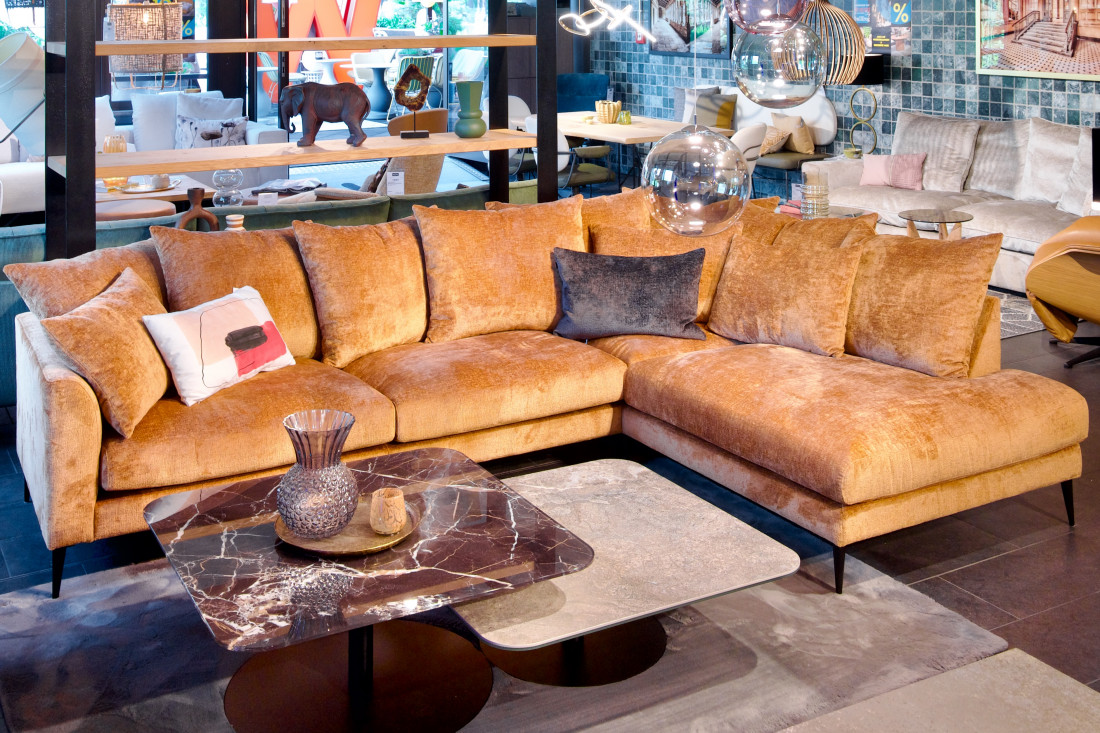 Ecksofa Shade in orange-goldenem Chenillebezug. Erhältlich im Möbelhaus Die Wäscherei - Das Möbelhaus in Hamburg.
