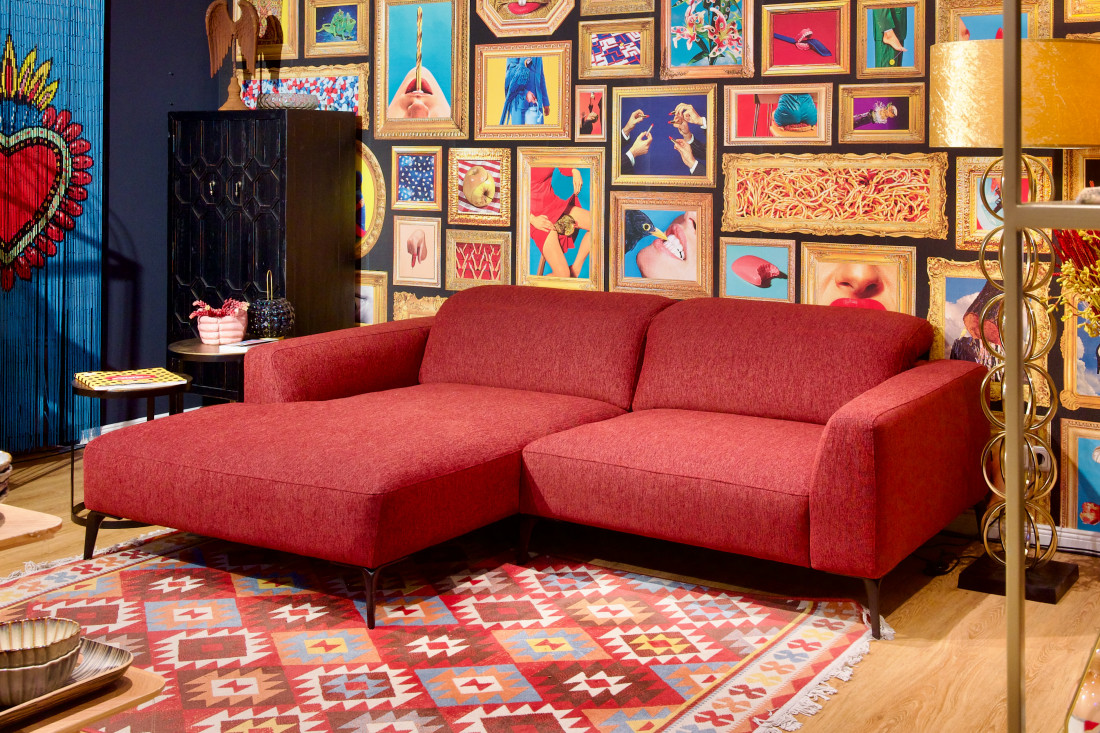 Ecksofa Highback in weinrotem Stoffbezug mit Funktions-Kopfstützen. Erhältlich im Möbelhaus Die Wäscherei - Das Möbelhaus in Hamburg.