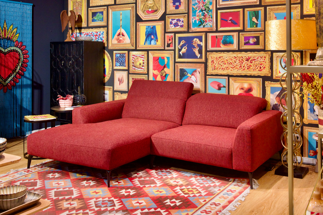 Ecksofa Highback in weinrotem Stoffbezug mit Funktions-Kopfstützen. Erhältlich im Möbelhaus Die Wäscherei - Das Möbelhaus in Hamburg.