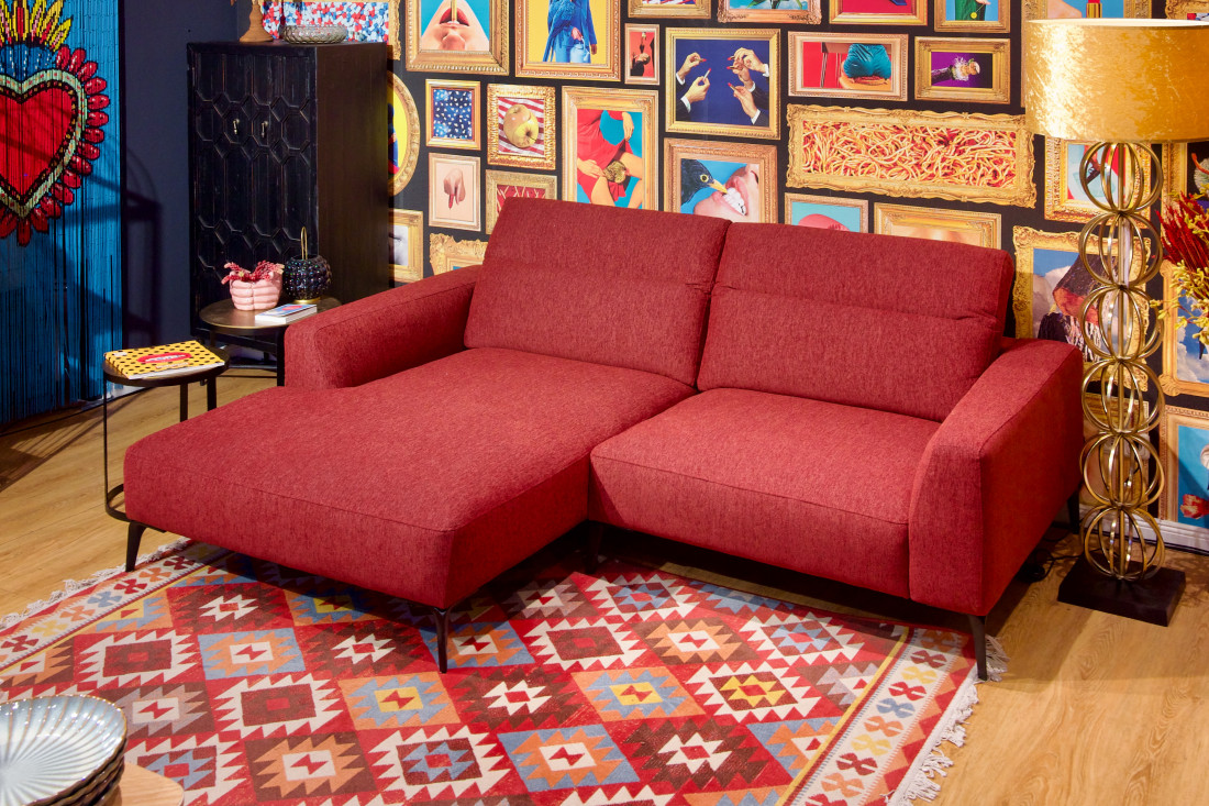 Ecksofa Highback in weinrotem Stoffbezug mit Funktions-Kopfstützen. Erhältlich im Möbelhaus Die Wäscherei - Das Möbelhaus in Hamburg.