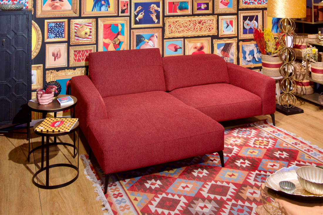 Ecksofa Highback in weinrotem Stoffbezug mit Funktions-Kopfstützen. Erhältlich im Möbelhaus Die Wäscherei - Das Möbelhaus in Hamburg.