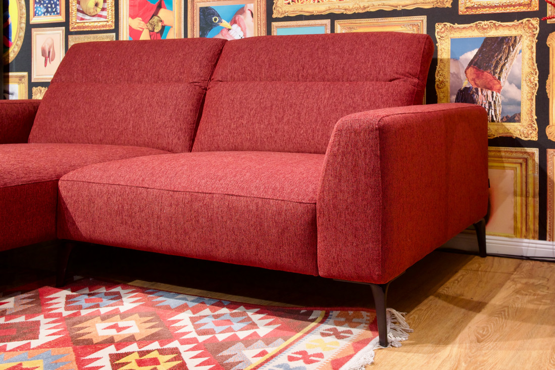 Ecksofa Highback in weinrotem Stoffbezug mit Funktions-Kopfstützen. Erhältlich im Möbelhaus Die Wäscherei - Das Möbelhaus in Hamburg.