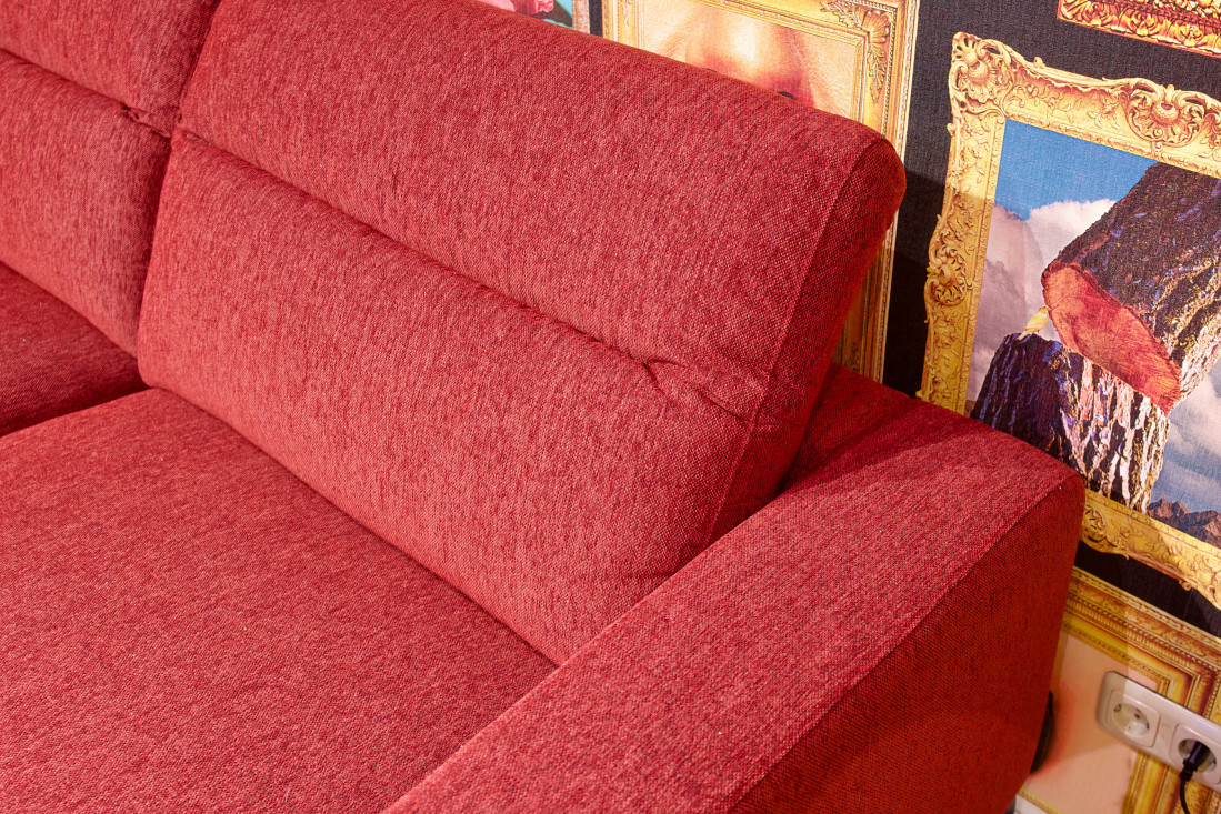 Ecksofa Highback in weinrotem Stoffbezug mit Funktions-Kopfstützen. Erhältlich im Möbelhaus Die Wäscherei - Das Möbelhaus in Hamburg.