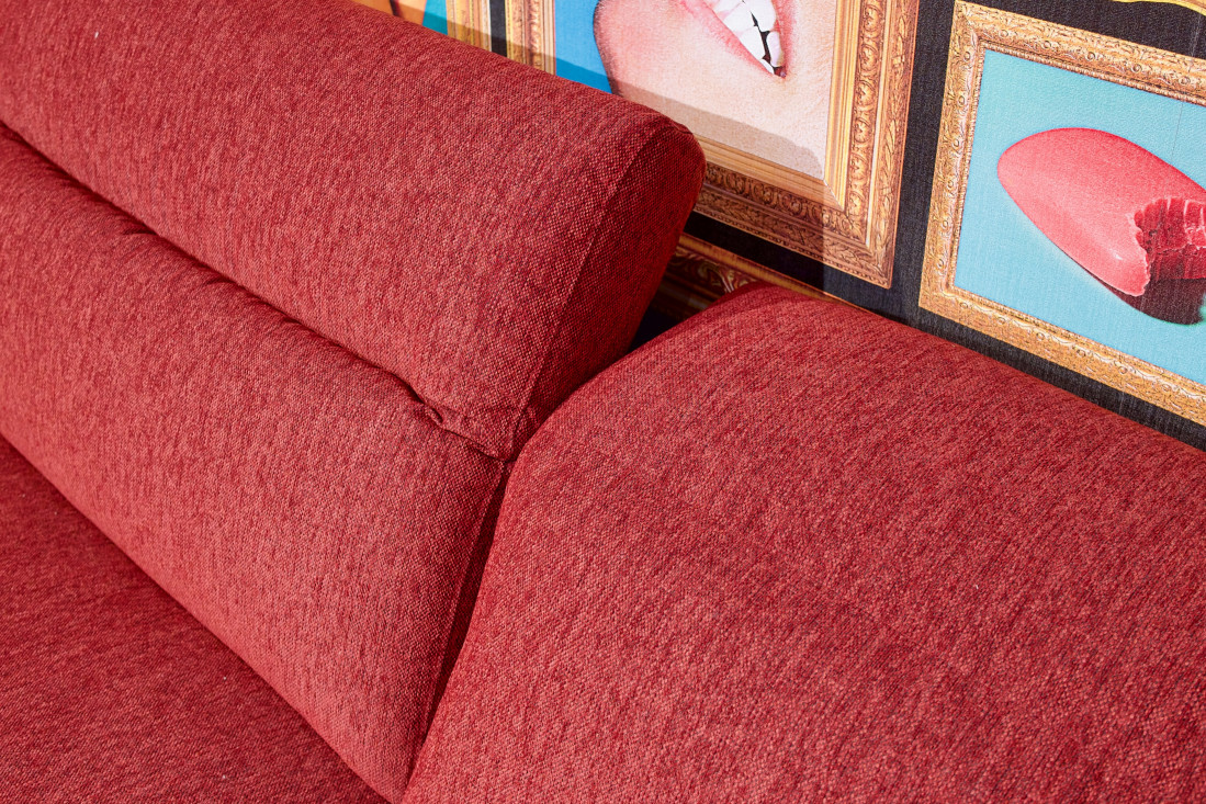 Ecksofa Highback in weinrotem Stoffbezug mit Funktions-Kopfstützen. Erhältlich im Möbelhaus Die Wäscherei - Das Möbelhaus in Hamburg.
