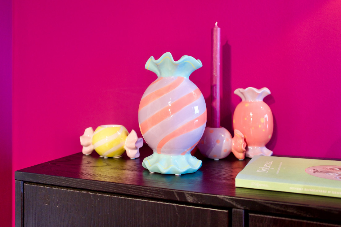 Bonbon-Keramikvase Candy stripes mit blau-rosa Streifen. Erhältlich im Möbelhaus Die Wäscherei - Das Möbelhaus in Hamburg.