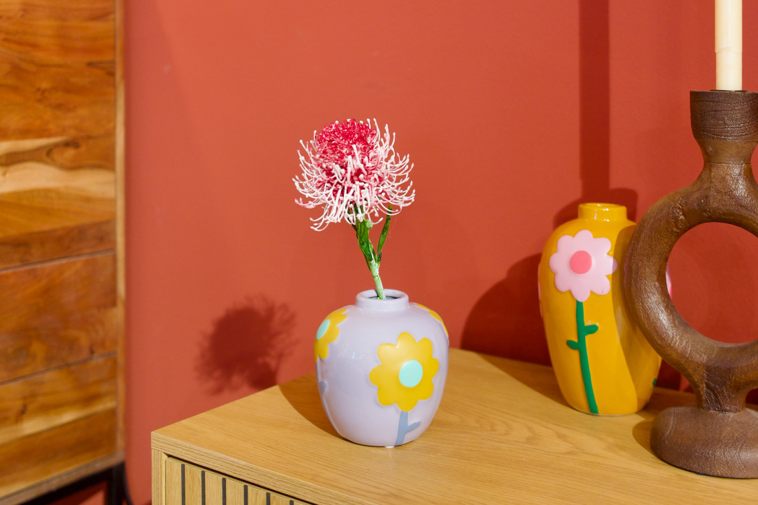 Keramikvase Flowers in Lila mit gelben Blumen. Erhältlich im Möbelhaus Die Wäscherei - Das Möbelhaus in Hamburg.