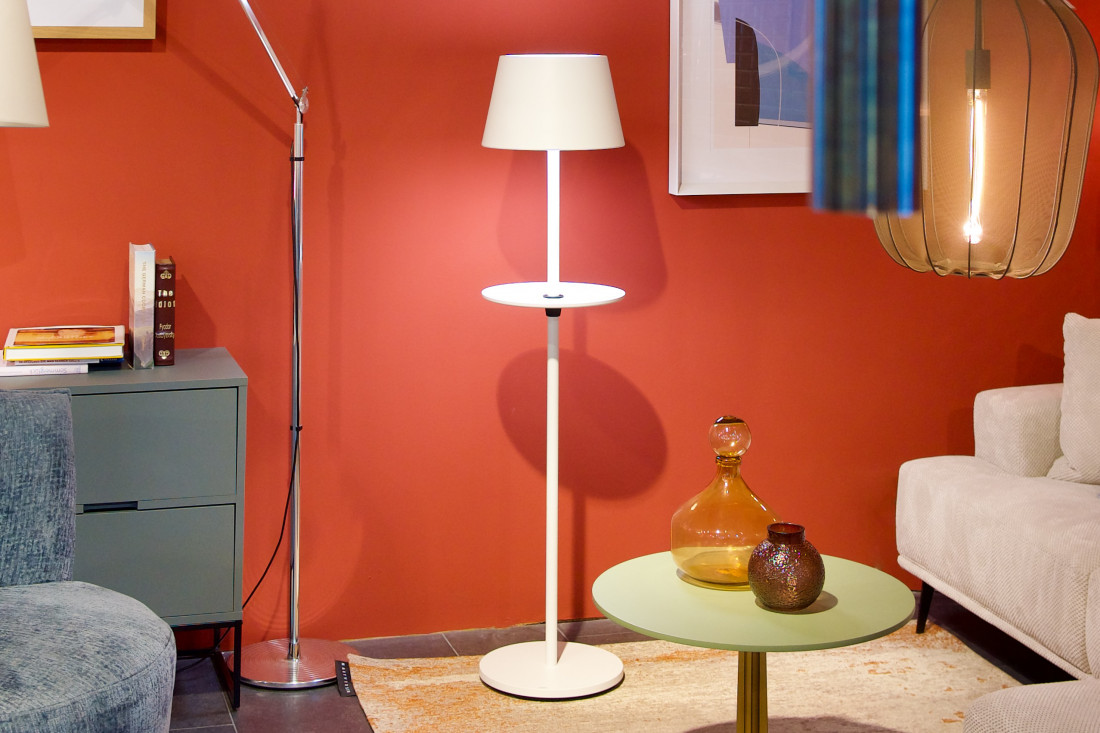 Dimmbare Outdoor-Stehleuchte Bacchus weiß mit farbigem Licht und Akku. Erhältlich im Möbelhaus Die Wäscherei - Das Möbelhaus in Hamburg.