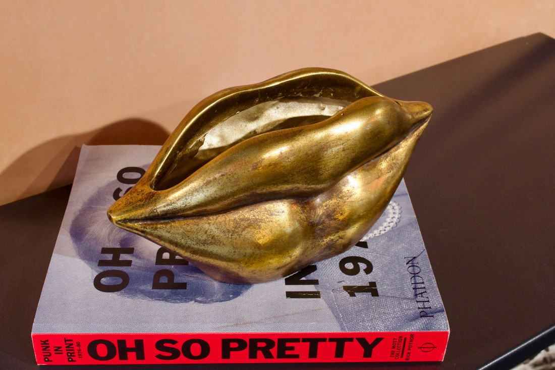 Pflanzschale Golden Lips klein in Lippenform. Erhältlich im Möbelhaus Die Wäscherei - Das Möbelhaus in Hamburg.