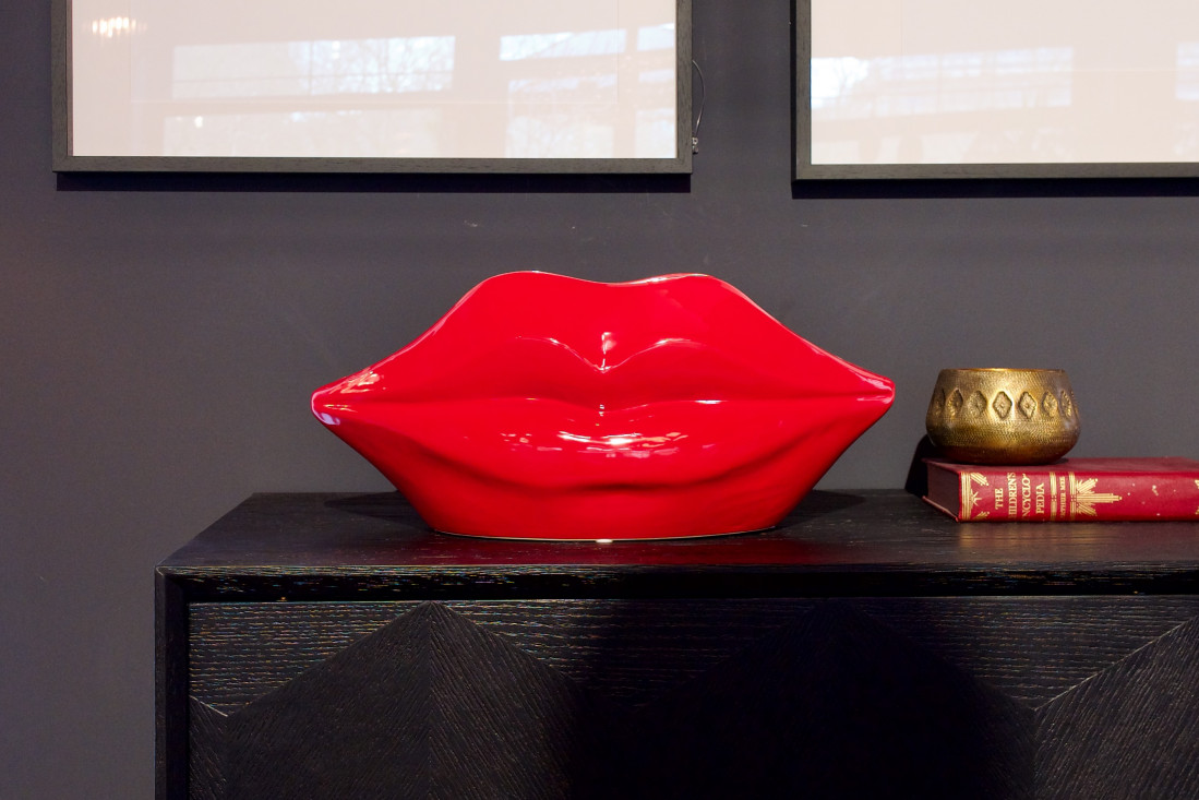 Rote Keramik-Pflanzschale Red Lips in Lippenform. Erhältlich im Möbelhaus Die Wäscherei - Das Möbelhaus in Hamburg.