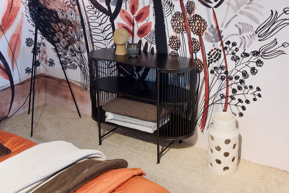 Offen gestaltetes Sideboard Zinthe aus schwarz lackiertem Metall mit zwei Ablageböden. Erhältlich im Möbelhaus Die Wäscherei - Das Möbelhaus in Hamburg.