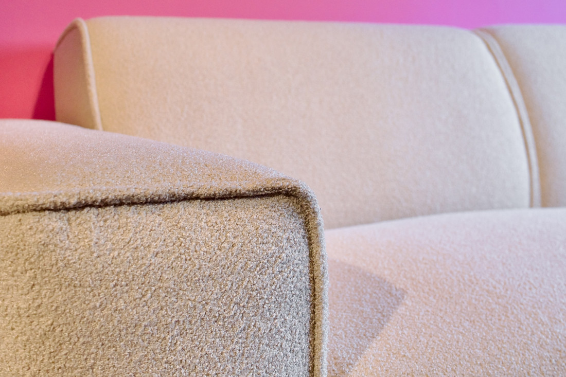 2,5-Sitzer Sofa Aluna in beigem Teddybezug mit rundlichen Polstern und bodennahmen, trendigem Design.