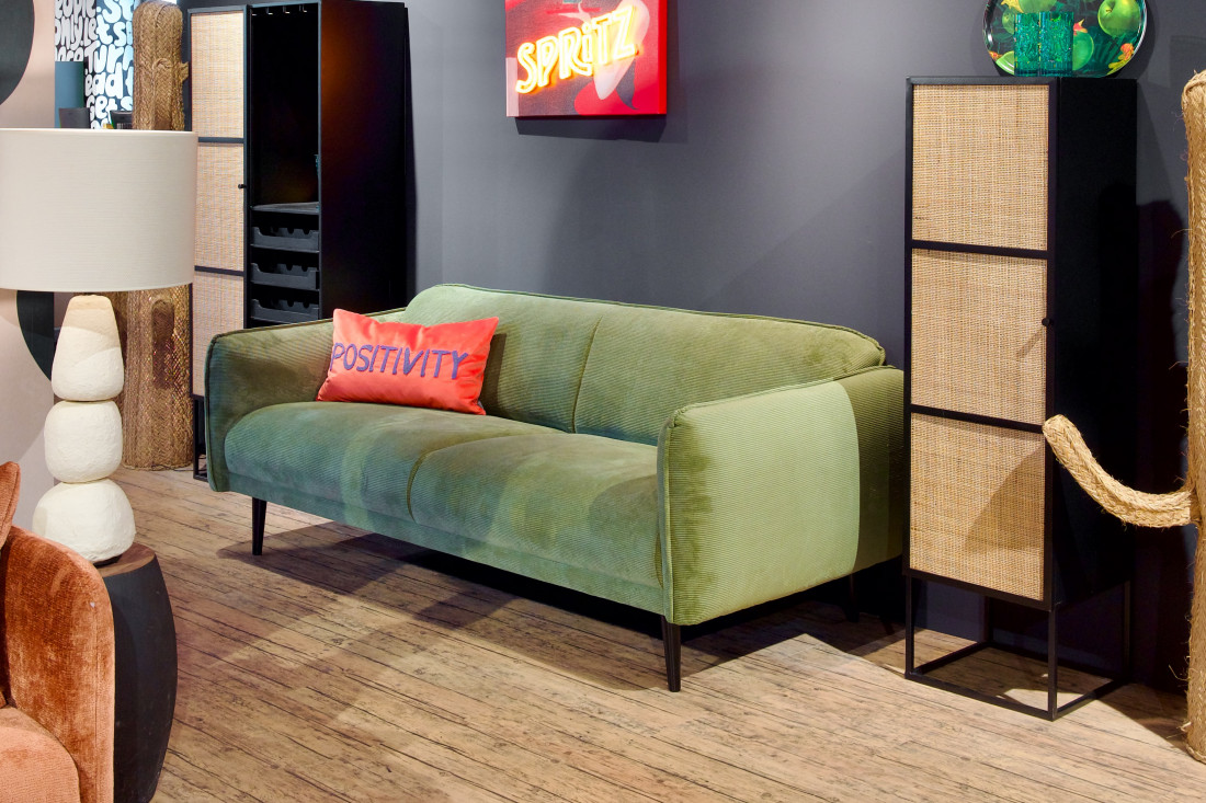 3-Sitzer Sofa Comte in grünem Cordbezug. Erhältlich im Möbelhaus Die Wäscherei - Das Möbelhaus in Hamburg.